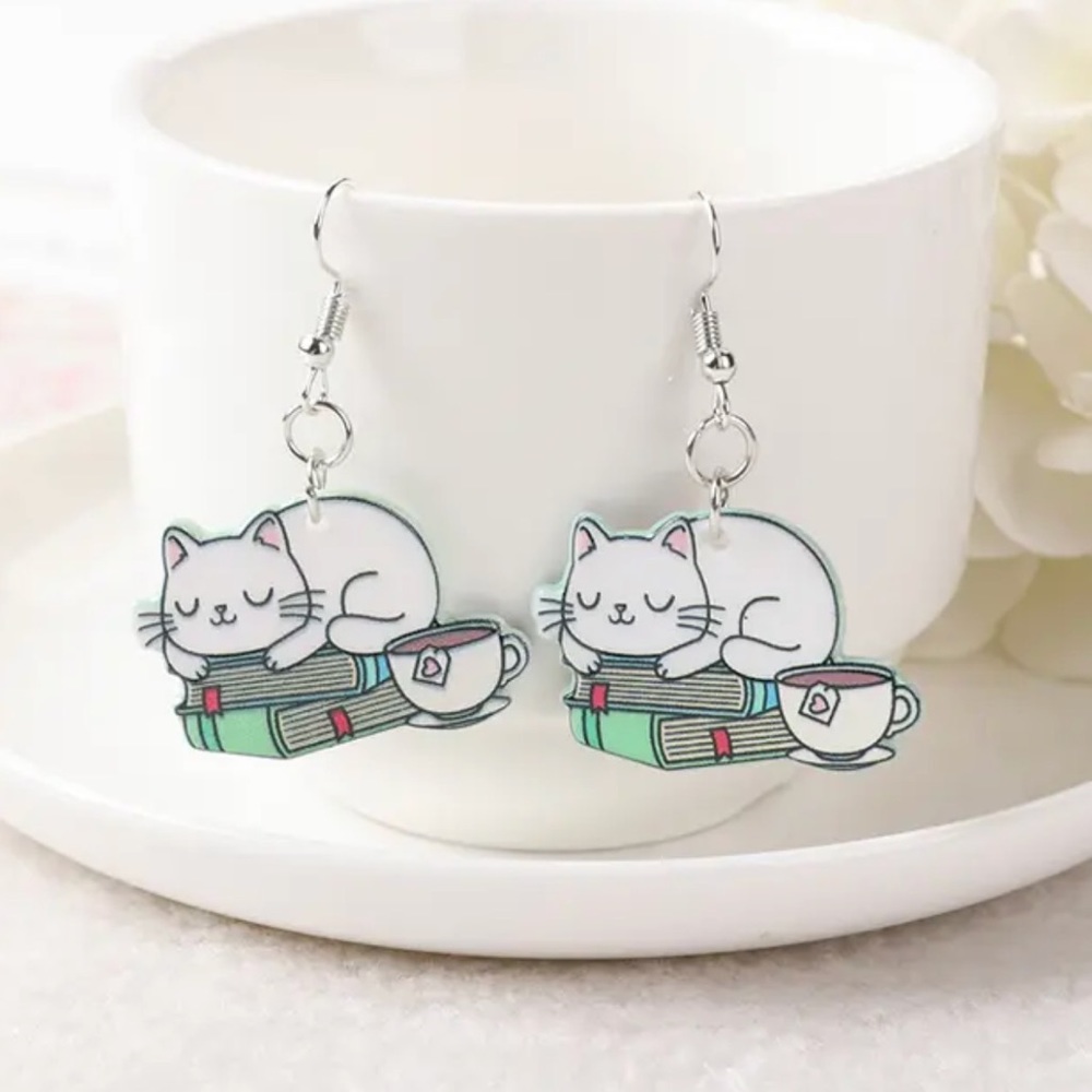 🍒🍒  Napping Cat Dangle Earrings